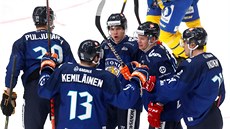 Finští hokejisté slaví na turnaji Channel One Cup gól proti Švédsku.