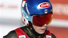 Zklamaná Mikaela Shiffrinová v cíli v obího slalomu v Courchevelu.