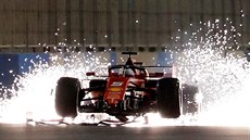 Sebastian Vettel a jeho problémy s monopostem Ferrari ve Velké cen Bahrajnu...