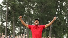 Golfová legenda Tiger Woods pi svém triumfu na Masters v August.