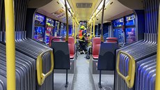 Nehoda autobusu s osobním autem v praské ulici Na Jezerce (14. prosince 2019)