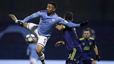 Gabriel Jesus¨(vlevo) z Manchesteru City v souboji s Arijanem Ademim z Dinama...