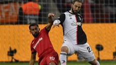 Kerem Demirbay (vlevo) z Leverkusenu v souboji s Gonzalem Higuainem z Juventusu...