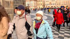 Asijští turisté často nosí roušky. Není to ale proto, že by se chránili před...