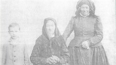 Fotografie Cyrila Stejskala s maminkou a babičkou.