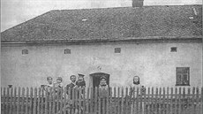 Fotografie rodného domu Cyrila Stejskala č. p. 38 ve Štarnově z roku 1910.