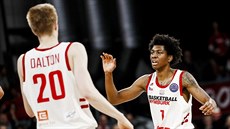 Nymburtí basketbalisté Hayden Dalton a Deishuan Booker v Bambergu.