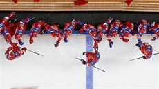 Ruští hokejisté slaví gól.