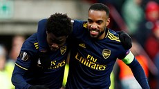 Bukayo Saka (vlevo) a Alexandre Lacazette oslavují trefu Arsenalu.