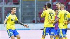 Tepli�tí fotbalisté oslavují gól Jana Shejbala (22) v Plzni.
