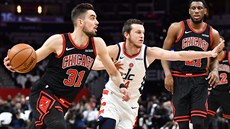 Tomá Satoranský (31) z Chicaga najídí kolem Garrisona Mathewse (24) z...