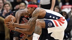 Bradley Beal (vpravo) z Washingtonu a Kris Dunn z Chicaga honí po palubovce mí.