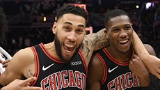 Kris Dunn (32) a Denzel Valentine (45) slaví výhru Chicaga ve Washingtonu.