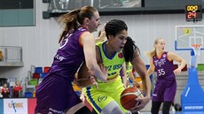 Brionna Jonesová (ve lutém) z USK Praha útoí v zápase s TTT Riga.