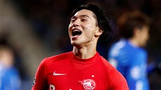 Takumi Minamino jet v rudém dresu Salcburku.