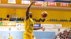 Javonte Douglas z Olomoucka v duelu s Ústím nad Labem.