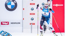 RADOST. Lucie Charvátová na rozíeném pódiu pro est nejlepích po sprintu v Hochfilzenu.