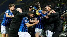 JSME V OSMIFINÁLE. Fotbalisté Atalanty Bergamo se radují ze tetí branky na...