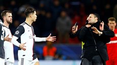 Po�adatel zastavuje fanou�ka, který vnikl na trávník, aby si ud�lal fotku s...