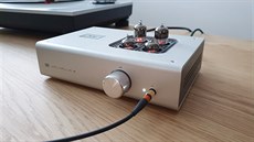 Skvlá kombinace: gramofon Technics SL-1500C, sluchátkový zesilova Schiit Audio Valhalla 2 a sluchátka Neumann NDH20.