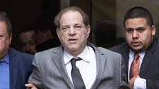 Harvey Weinstein odchází od soudu (New York, 6. prosince 2019).