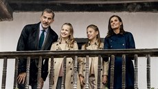 Na vánočním pozdravu od španělské královské rodiny je král Felipe VI,....
