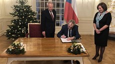 Prezident Miloš Zeman podepsal za účasti ministryně financí Aleny Schillerové...
