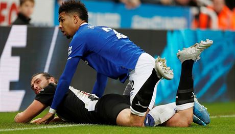 Mason Holgate z Evertonu zalehl útoníka Andy Carrolla z Newcastlu v utkání...