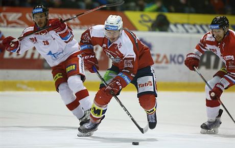 Pardubický hokejista Jan Mandát projídí olomouckou obranou.