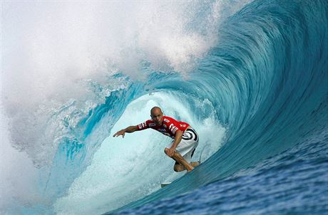 Slavný surfa Kelly Slater bhem závodu Billabong Pro na Tahiti