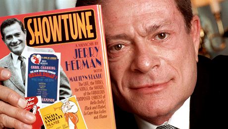 Skladatel Jerry Herman pedstavuje svou knihu Showtune. (19. listopadu 1996)