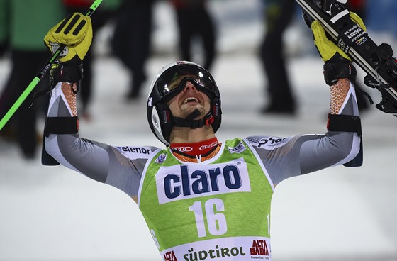 Rasmus Windingstad slaví triumf v paralelním obím slalomu v Alta Badii.