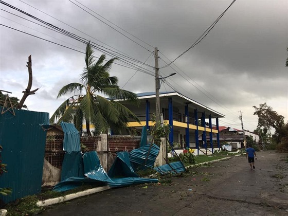 Tajfun Phanfone na Filipínách má podle místních úřadů 16 obětí. Vyvracel také...