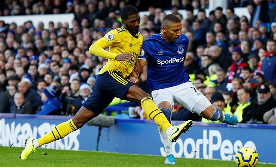 Richarlison z Evertonu (vpravo) a Ainsley Maitland-Niles z Arsenalu