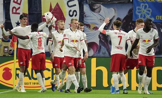Fotbalisté Lipska oslavují gól eského útoníka Patrika Schicka (vlevo).