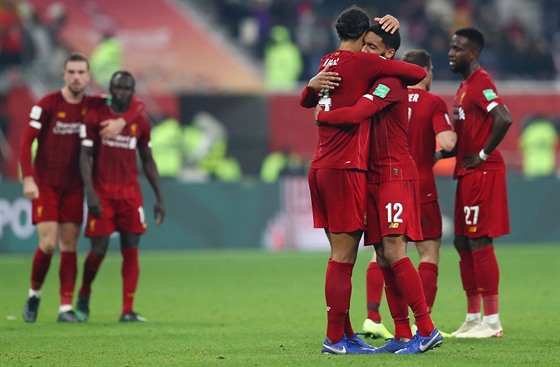 Fotbalisté Liverpoolu slaví vítězství ve finále mistrovství světa klubů.