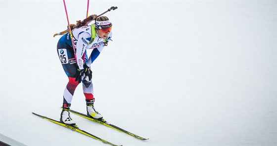 Lucie Charvátová v cíli hromadného závodu v Annecy