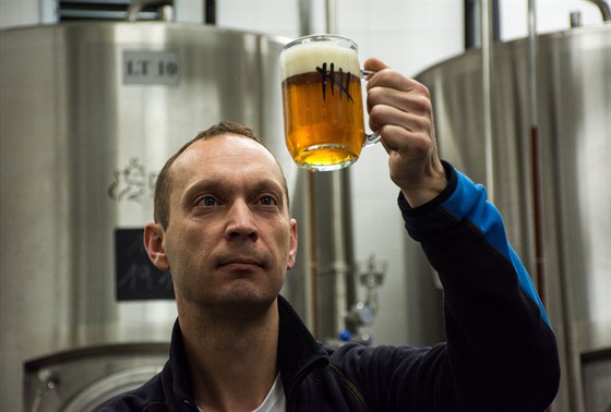 Sládek turnovského pivovaru Pavel Blaževič kontroluje kvalitu piva, které vaří...