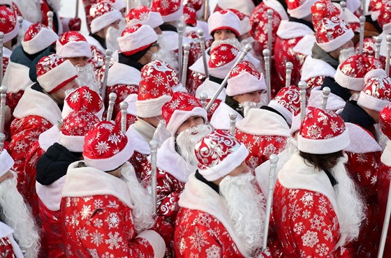 Prvod lidí pevleených za Ddy Mráze v ruském mst Kemerovo (26. prosince...
