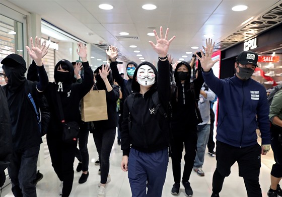 Demonstranti v Hongkongu protestovali v nákupním stedisku. (28.12.2019)