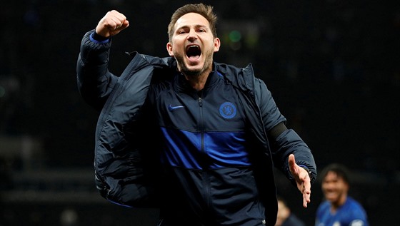 Trenér Frank Lampard slaví vítzství Cheslea na Tottenhamu.