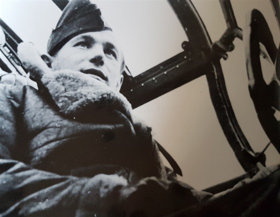 Pilot RAF a rodák z Kokor na Přerovsku Josef Čapka (23. prosince 1915 - 19....