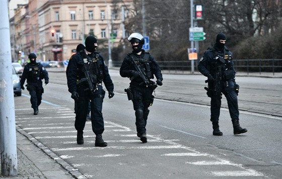 Policisté na Lidické v Brn zasahovali proti mui se zbraní. Na míst byla  i...
