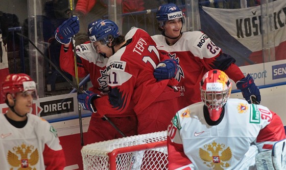 Jan Myák a Michal Teplý se radují z gólu eské hokejové dvacítky proti Rusku.