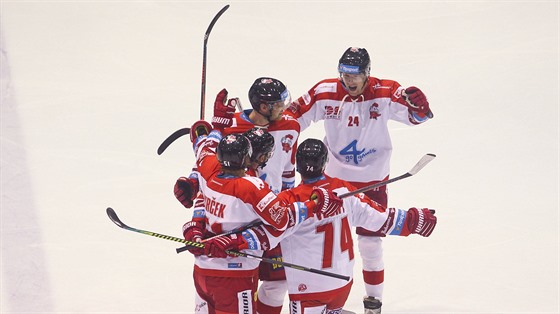 Hokejisté Olomouce slaví gól v utkání s Karlovými Vary.