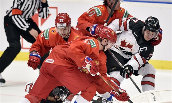 Kanadský kapitán Barrett Hayton bojuje v utkání proti Rusku.
