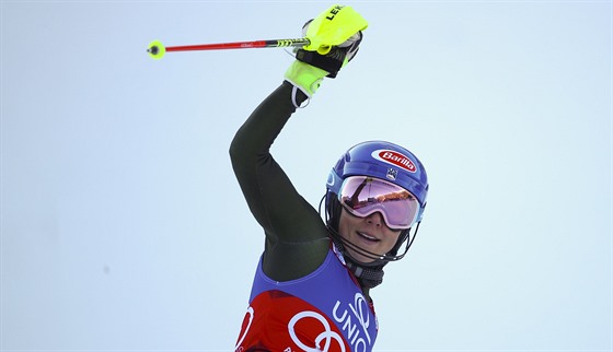 Mikaela Shiffrinová v cíli slalomu v Lienzu.