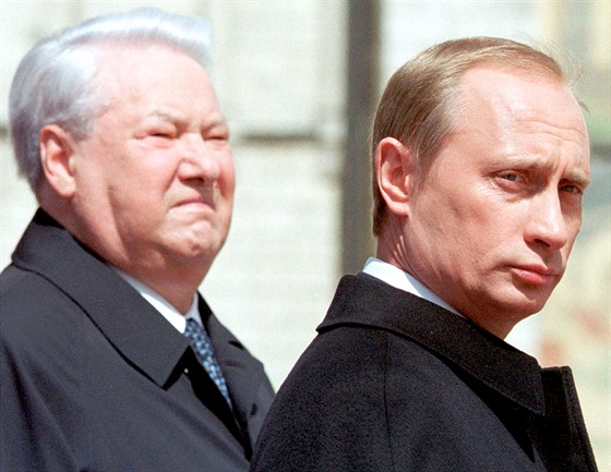 První ruský prezident Boris Jelcin (vlevo) stojí po boku svého nástupce...