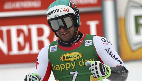 Rakouský lya Vincent Kriechmayr se usmívá po triumfu v superobím slalomu ve...