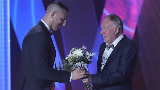 Judista Luká Krpálek pevzal korunu pro Sportovce roku od herce Luka Soboty.